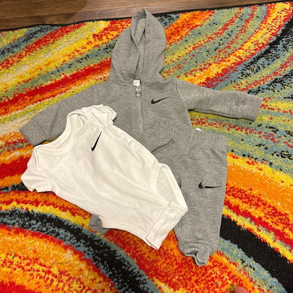 3 piece Nike set size newborn